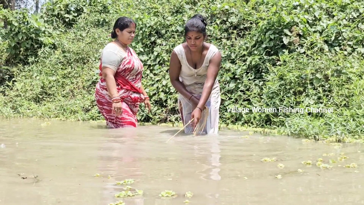 x Amazing Boudi incredible Village fishing    Mouni
