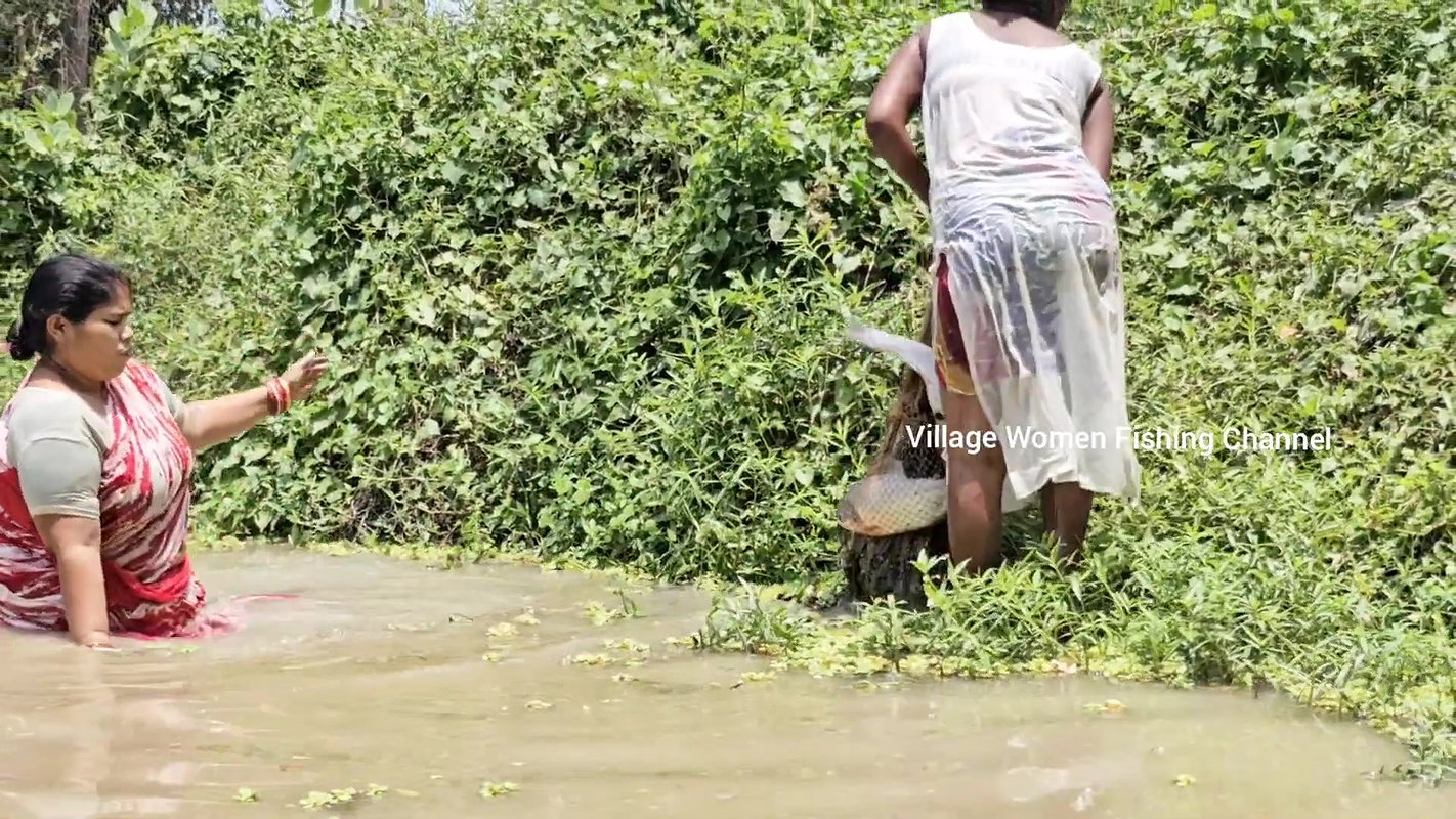 x Amazing Boudi incredible Village fishing    Mouni