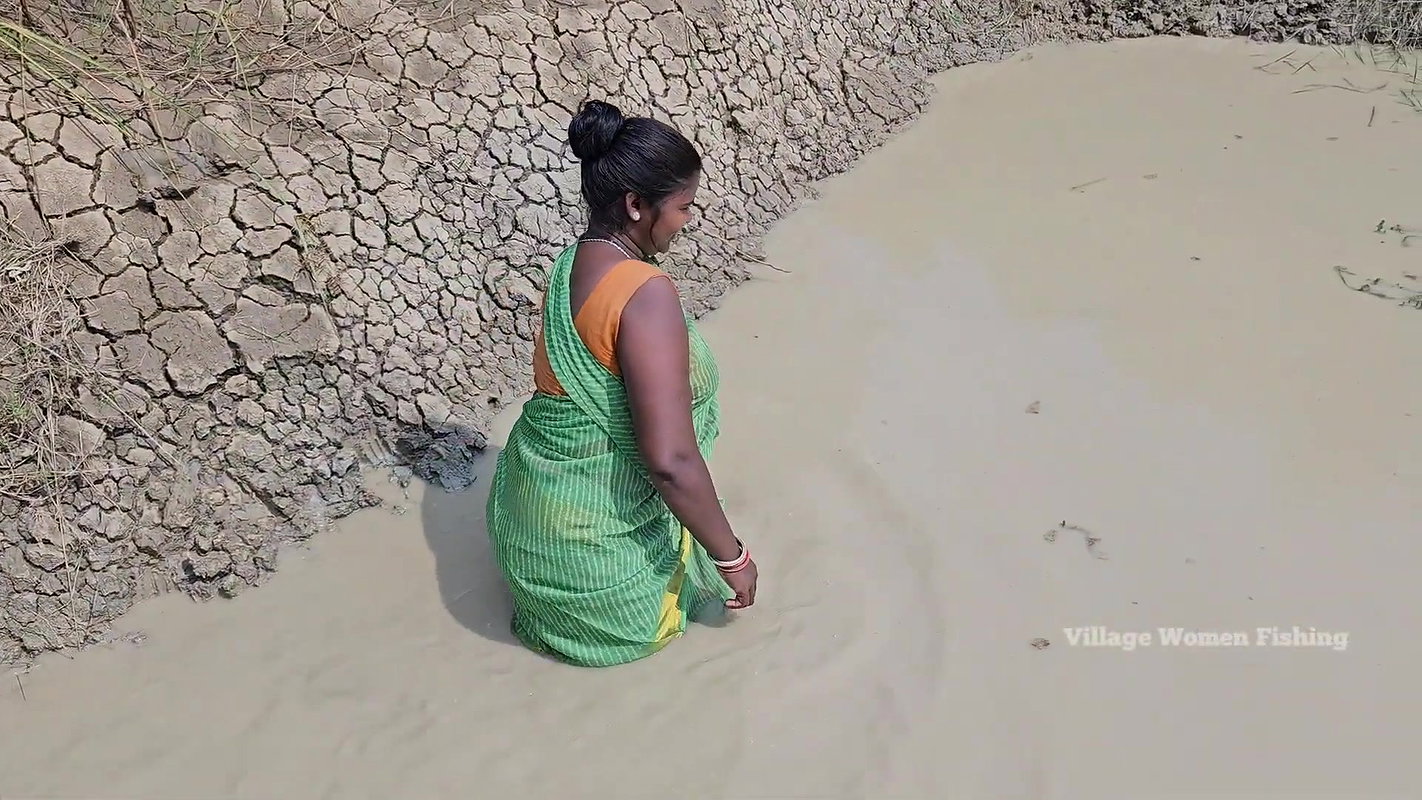 Amazing Fishing by Village Women    Unique Mud Bat