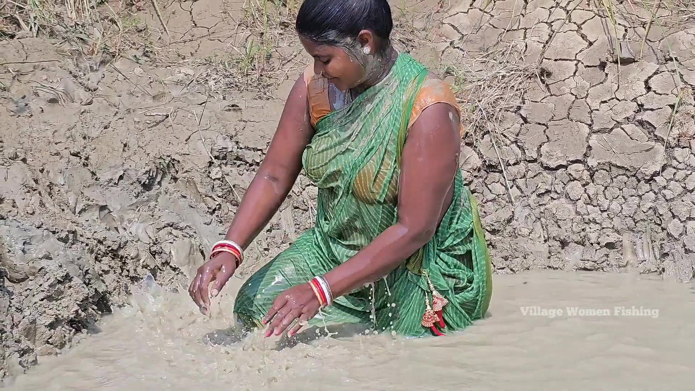 Amazing Fishing by Village Women    Unique Mud Bat