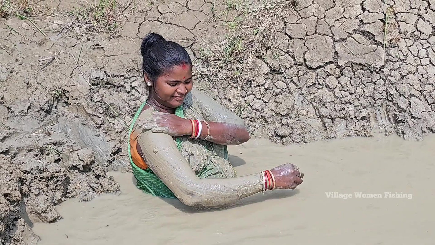 Amazing Fishing by Village Women    Unique Mud Bat
