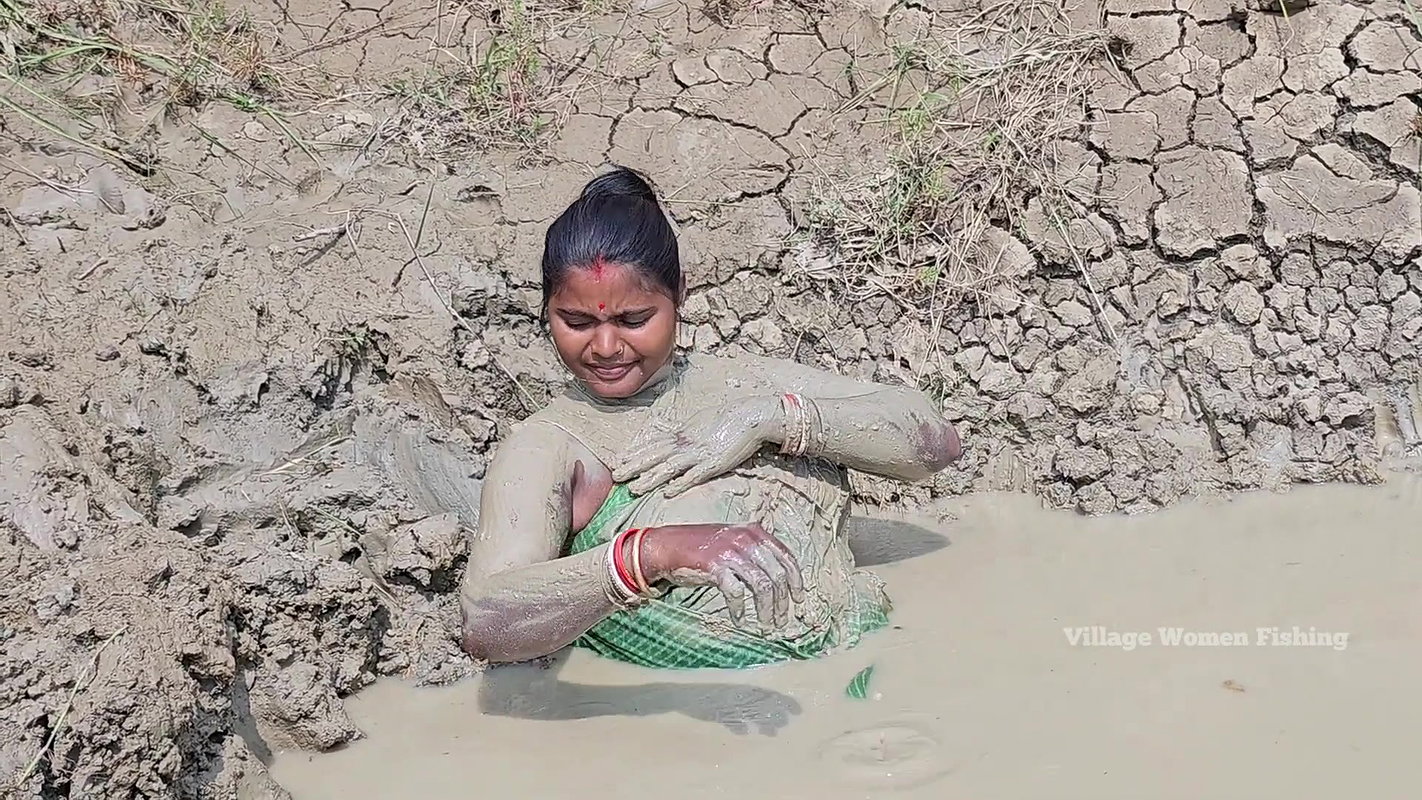 Amazing Fishing by Village Women    Unique Mud Bat