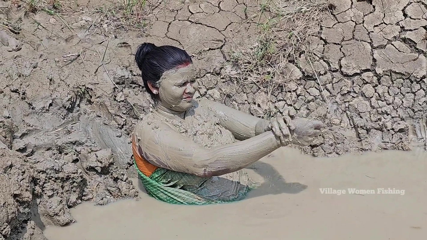 Amazing Fishing by Village Women    Unique Mud Bat