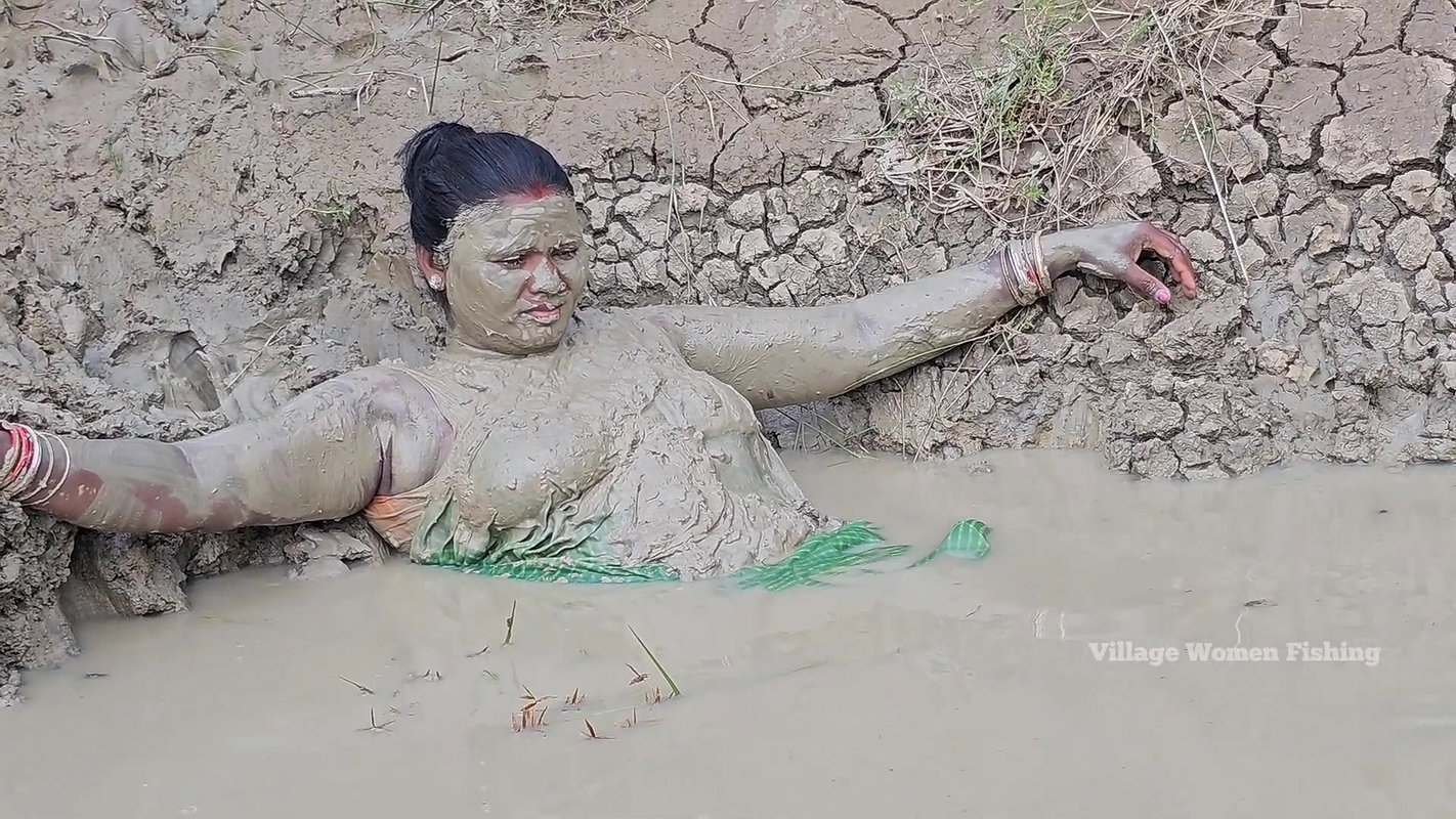 Amazing Fishing by Village Women    Unique Mud Bat