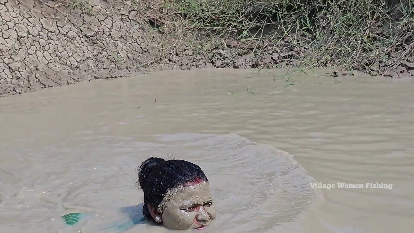 Amazing Fishing by Village Women    Unique Mud Bat