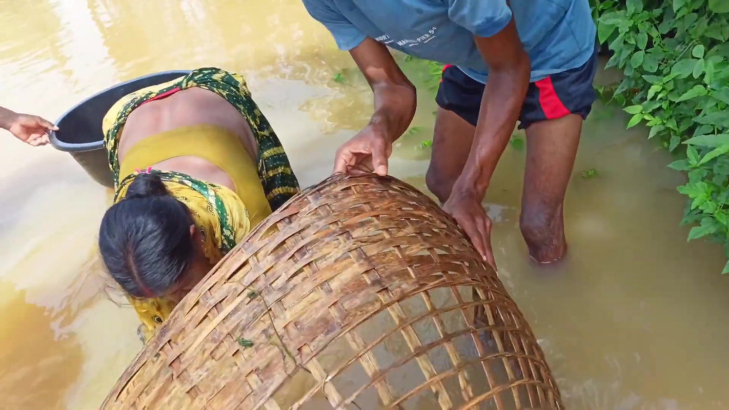 Amazing Fishing in Village Flood    Village Women