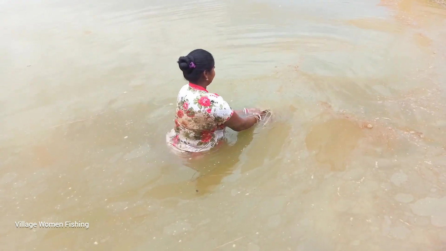 Amazing fishing video বাংলাদেশী বৌদি আশ্চর্যজনক গ্