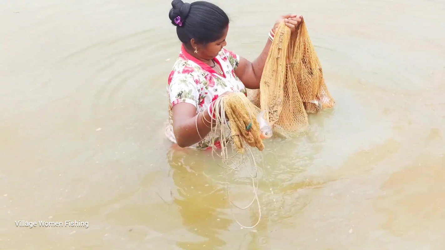 Amazing fishing video বাংলাদেশী বৌদি আশ্চর্যজনক গ্