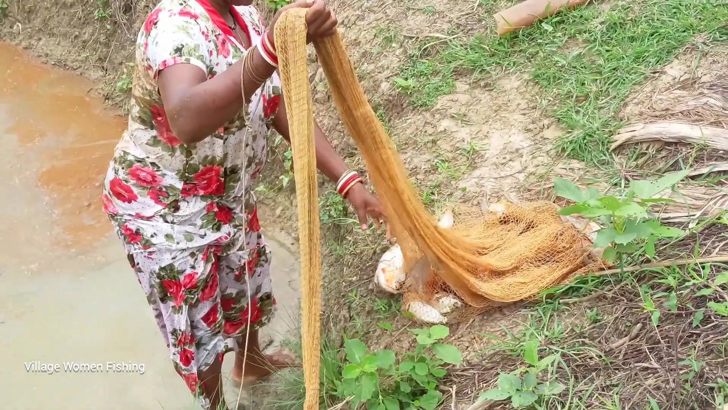 Amazing fishing video বাংলাদেশী বৌদি আশ্চর্যজনক গ্