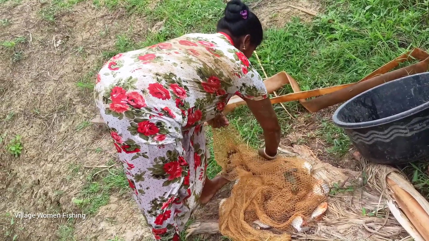 Amazing fishing video বাংলাদেশী বৌদি আশ্চর্যজনক গ্