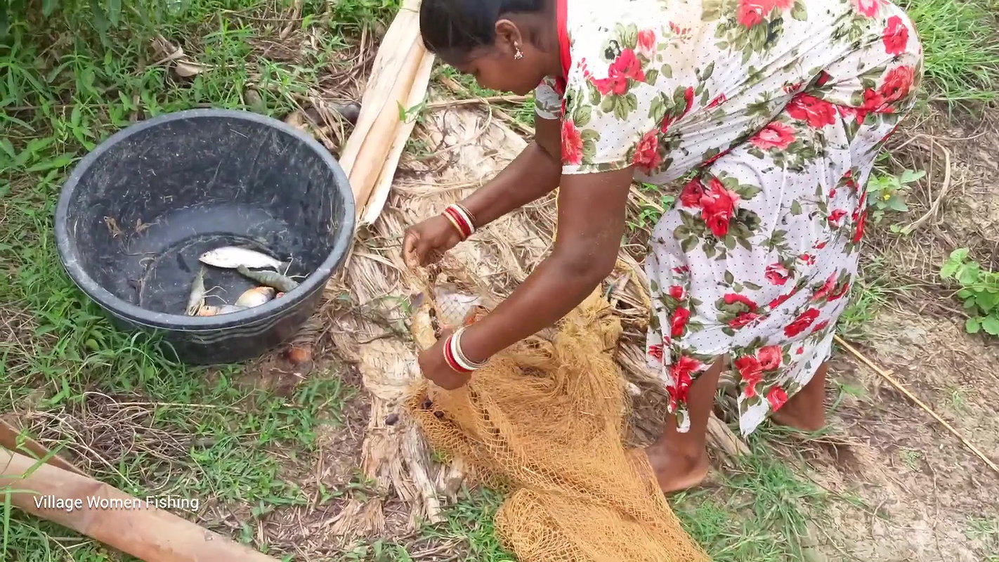 Amazing fishing video বাংলাদেশী বৌদি আশ্চর্যজনক গ্