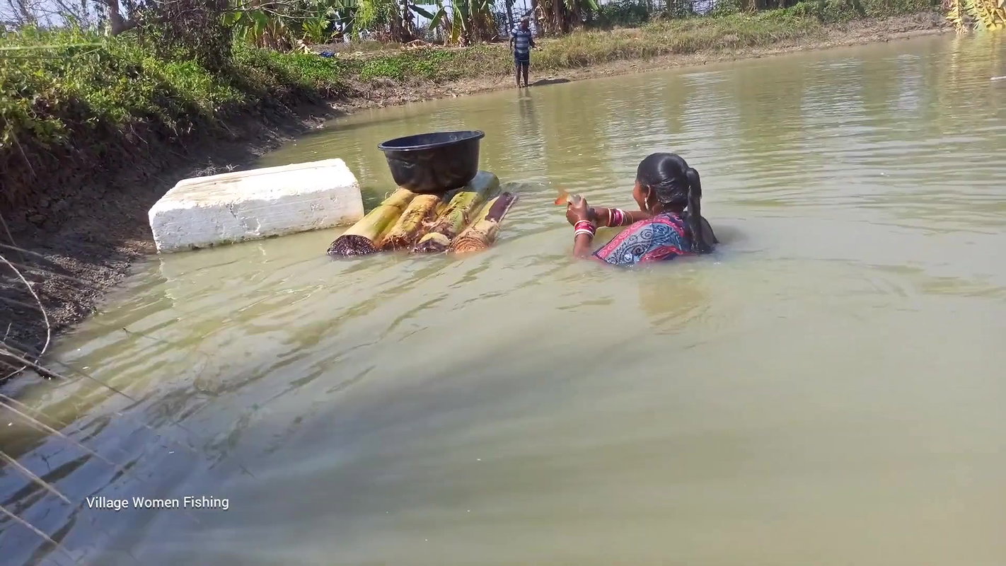 Amazing Hand Fishing by Village women   Unique vil
