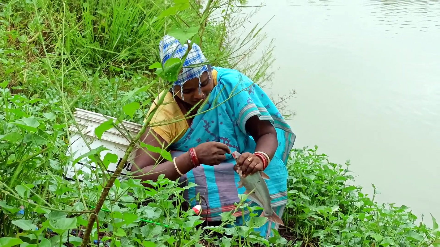 Amazing Hook Fishing in Rain    Village women fish