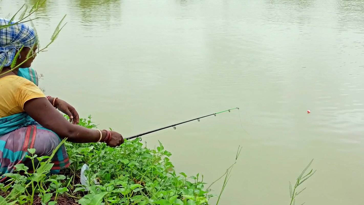 Amazing Hook Fishing in Rain    Village women fish