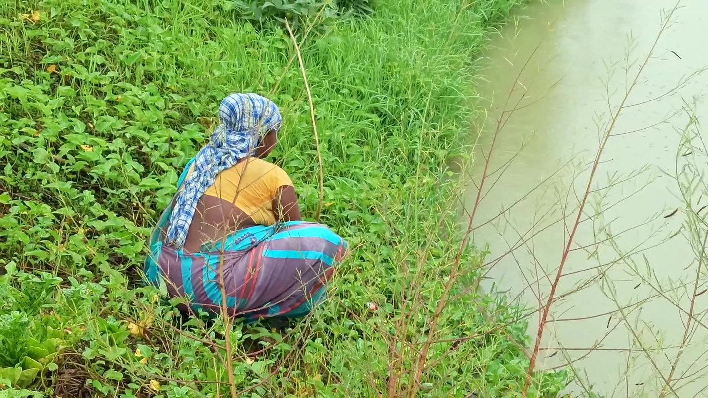 Amazing Hook Fishing in Rain    Village women fish