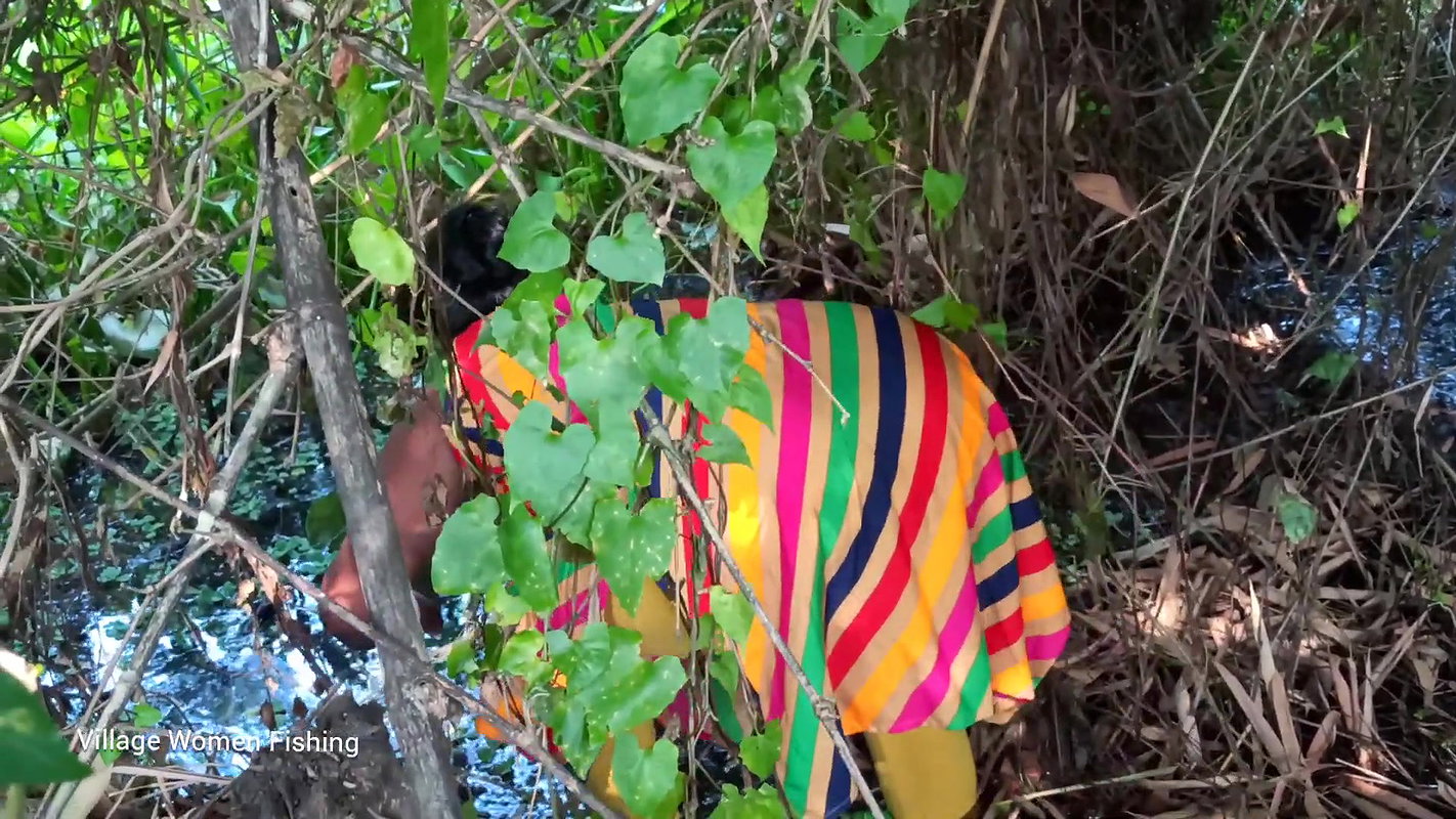 Amazing Matka Fishing by village women   Mouni fis