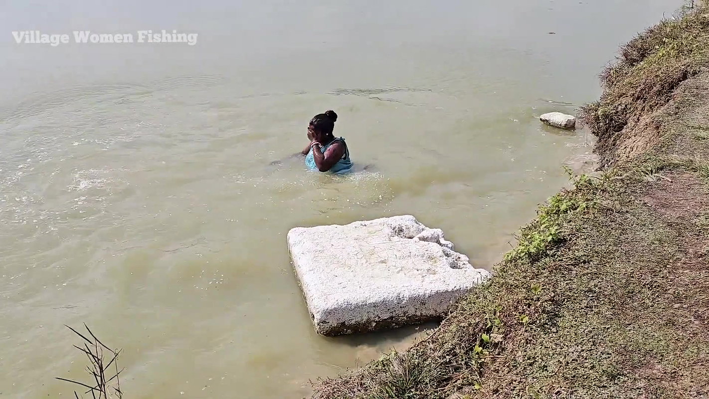 Amazing Mouni Fishing floating on Thermocol    Vil