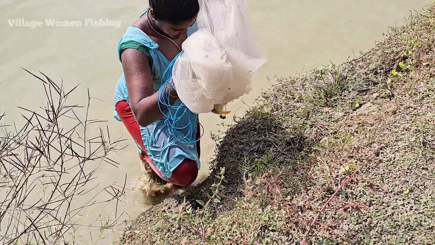 Amazing Mouni Fishing floating on Thermocol    Vil