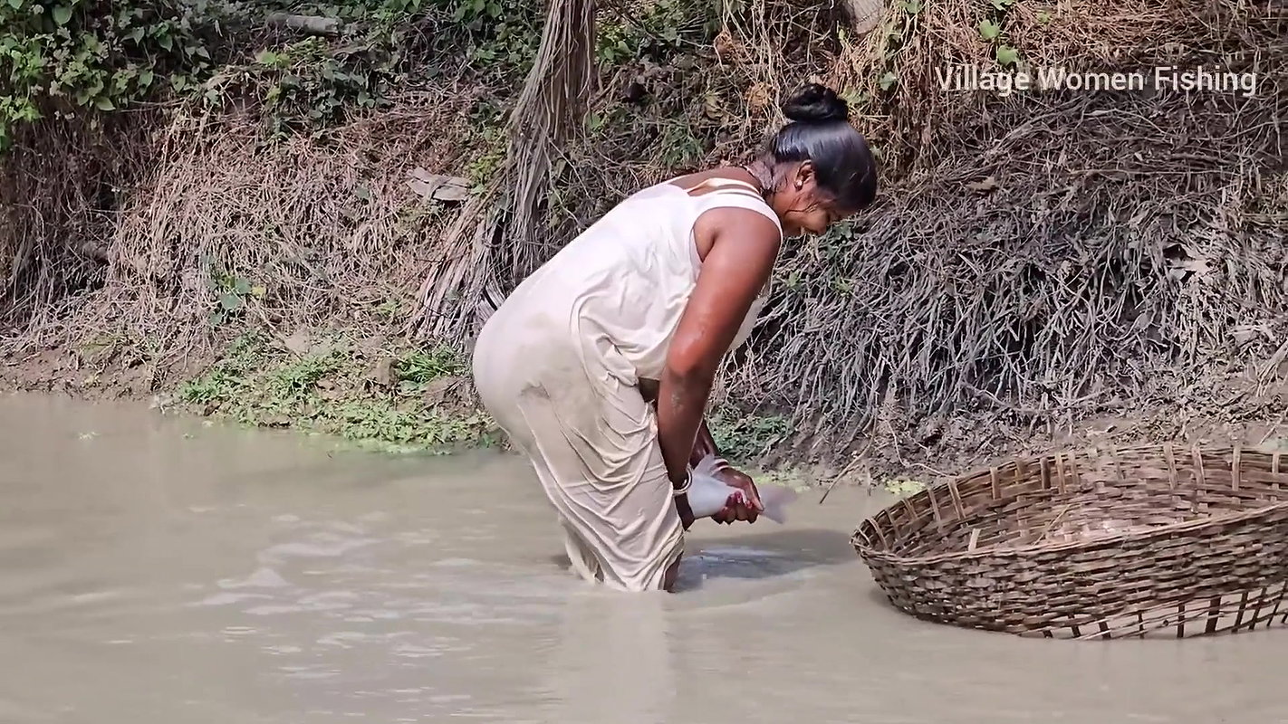 Amazing Mouni Fishing in Muddy Water    Big Carp F
