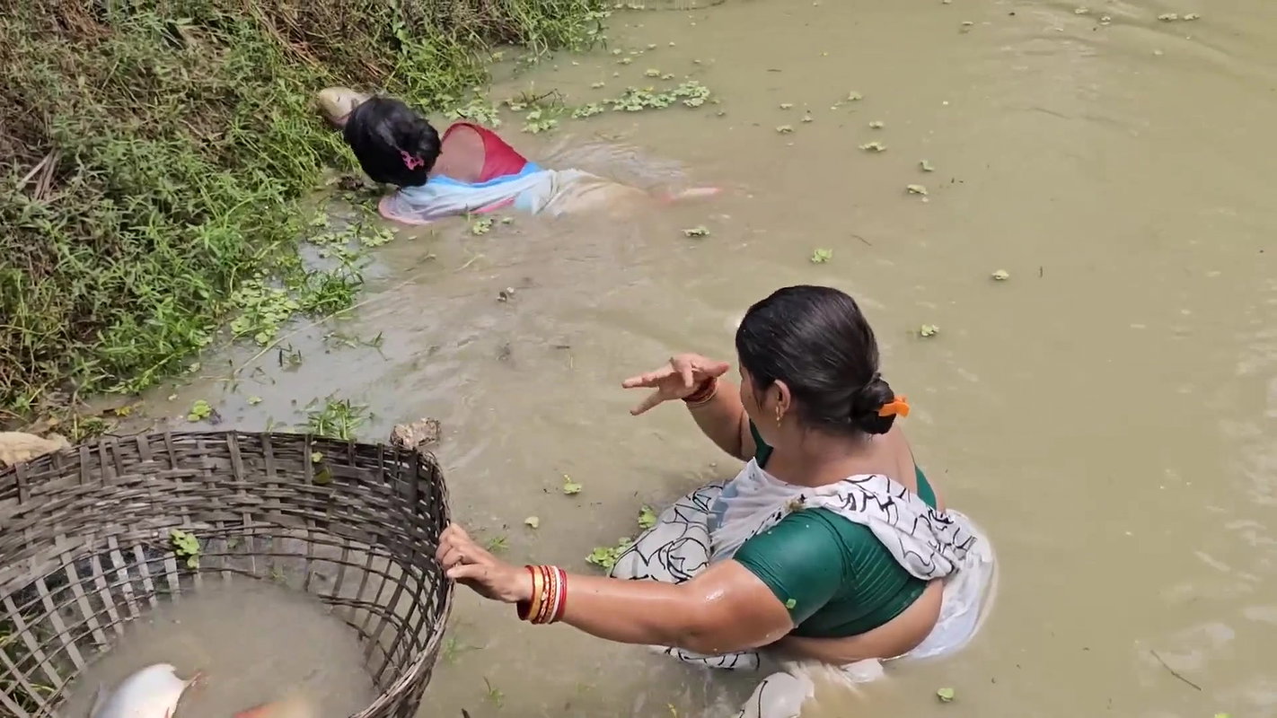 Amazing Mouni Fishing with Friend    Village Women