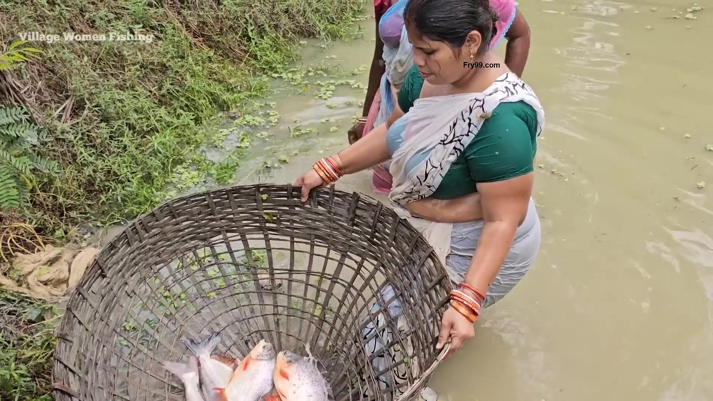 Amazing Mouni Fishing with Friend    Village Women