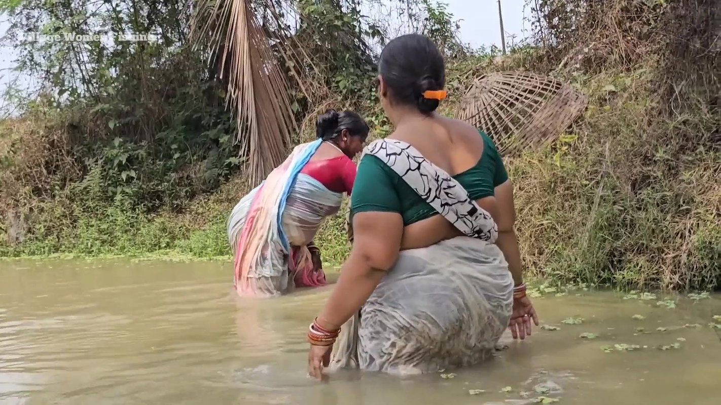 Amazing Mouni Fishing with Friend    Village Women