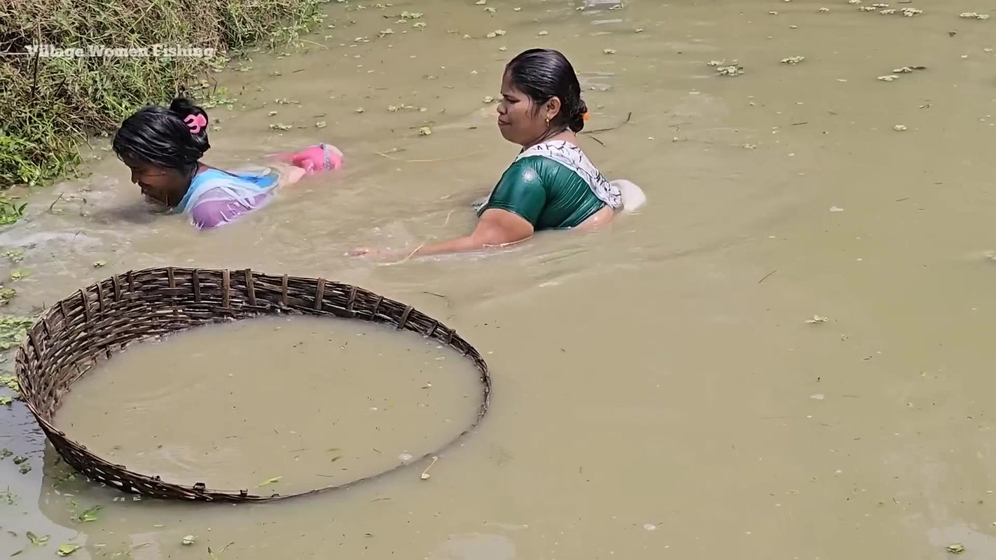 Amazing Mouni Fishing with Friend    Village Women