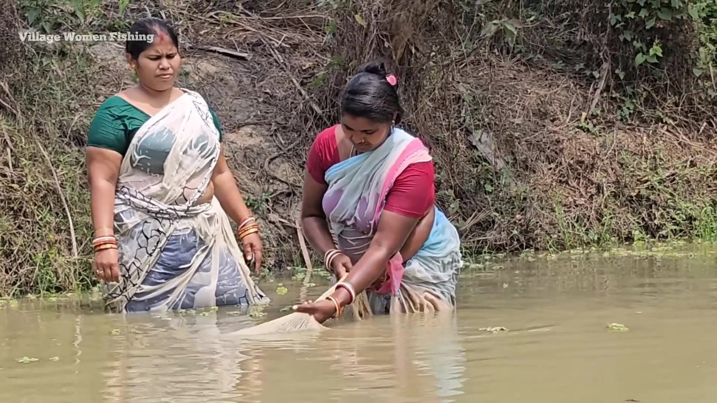 Amazing Mouni Fishing with Friend    Village Women