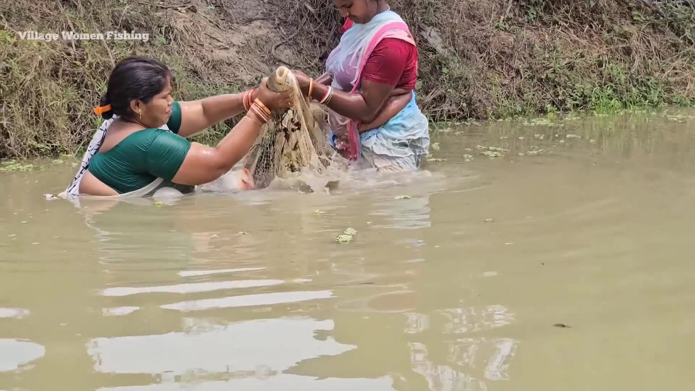 Amazing Mouni Fishing with Friend    Village Women