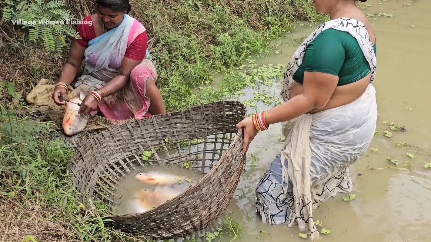 Amazing Mouni Fishing with Friend    Village Women