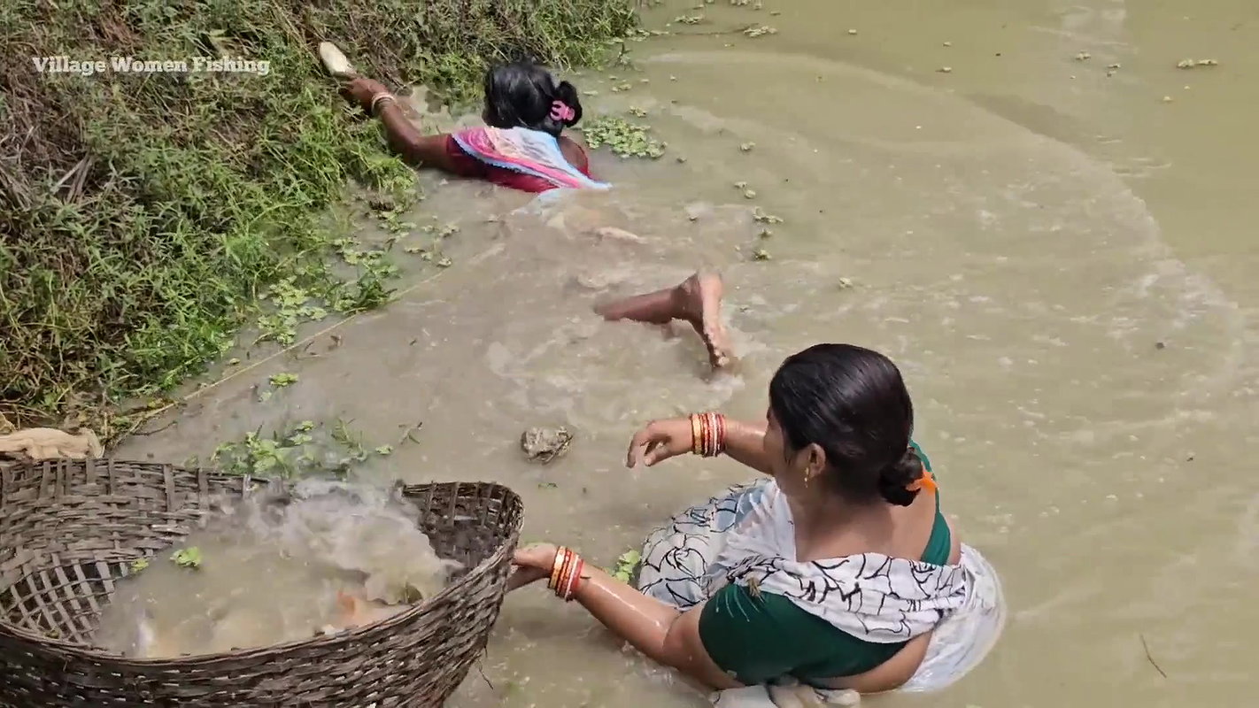 Amazing Mouni Fishing with Friend    Village Women