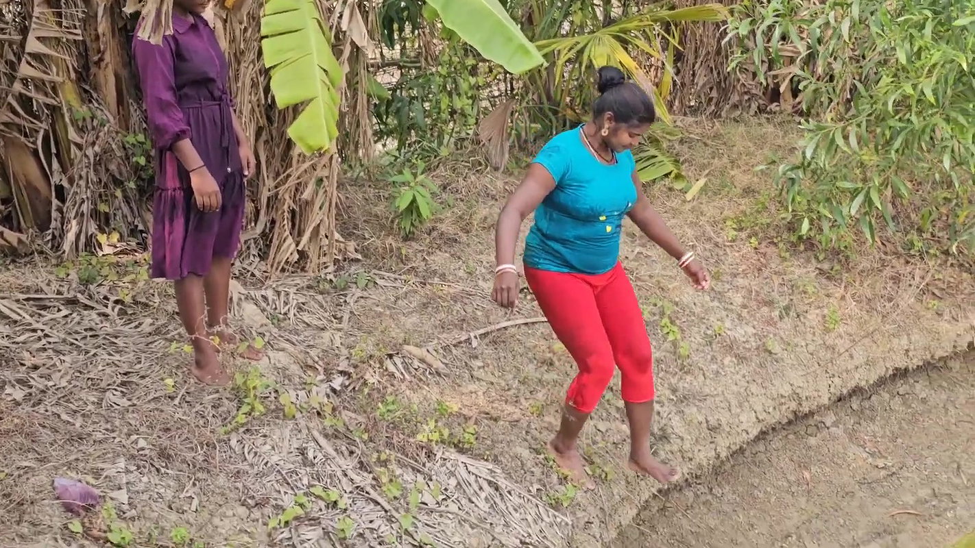 Amazing Mouni Fishing with her Daughter    Village