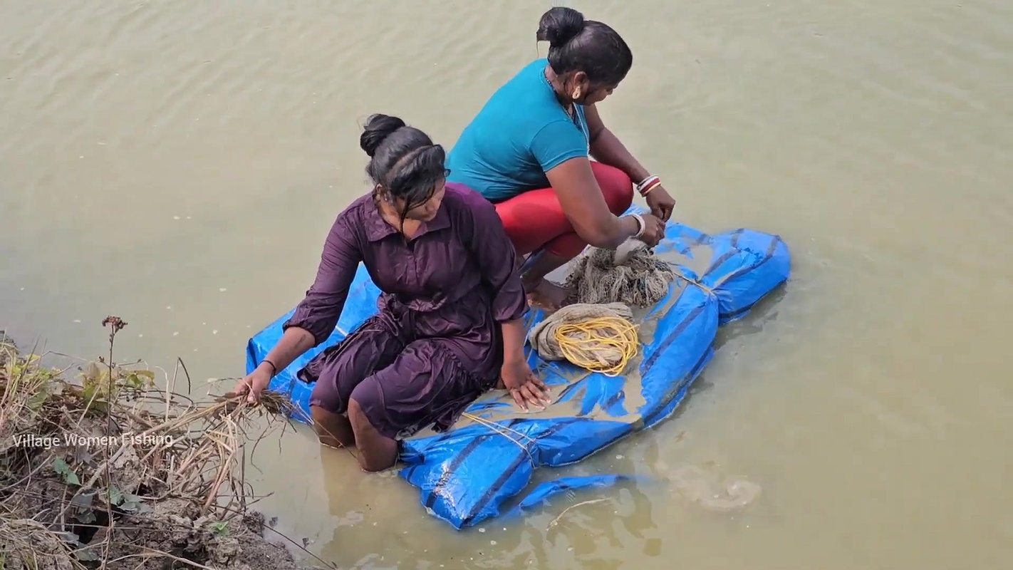 Amazing Mouni Fishing with her Daughter    Village