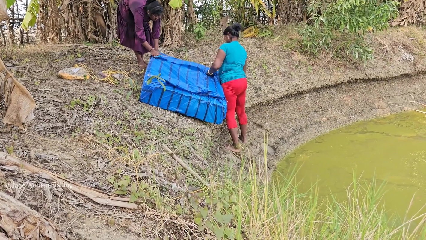 Amazing Mouni Fishing with her Daughter    Village