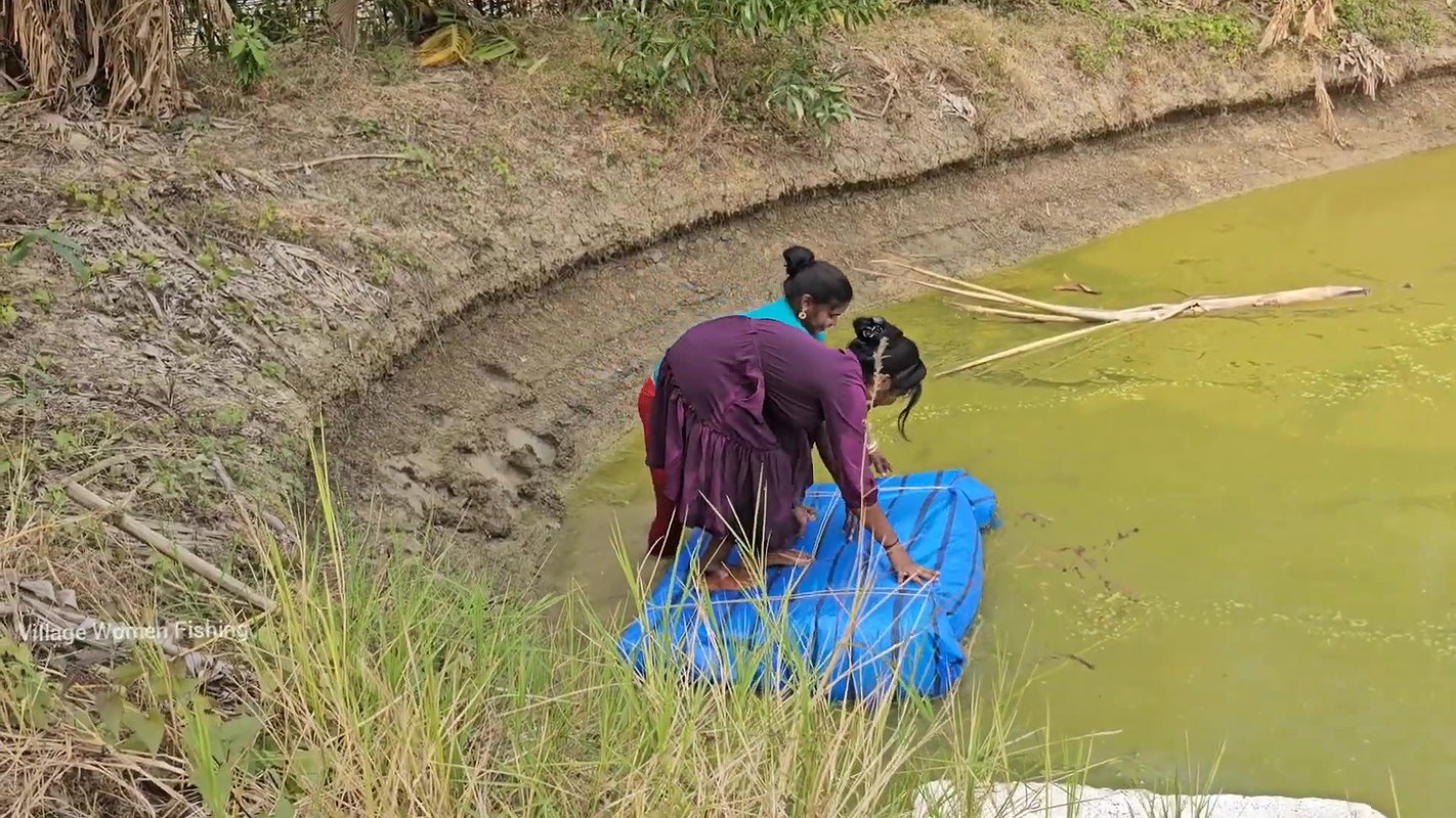 Amazing Mouni Fishing with her Daughter    Village