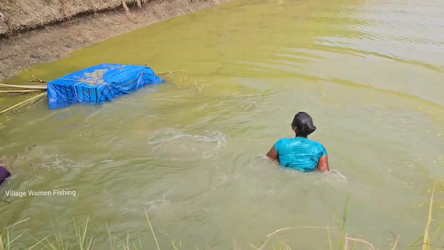 Amazing Mouni Fishing with her Daughter    Village