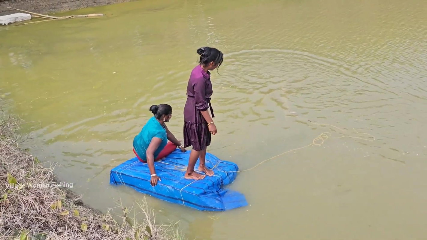 Amazing Mouni Fishing with her Daughter    Village