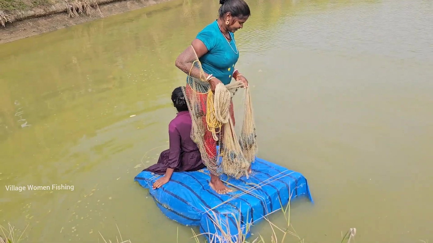 Amazing Mouni Fishing with her Daughter    Village