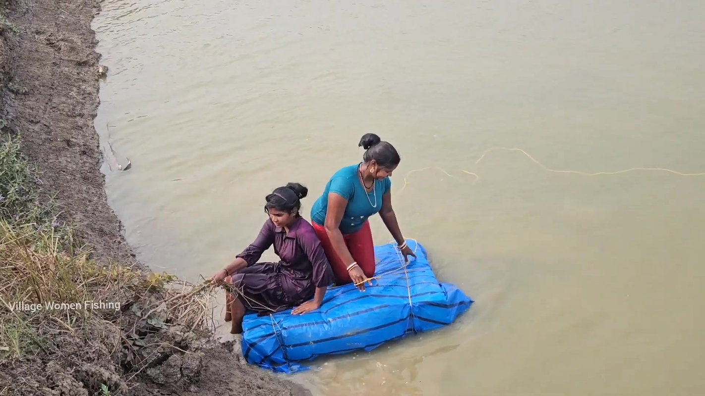 Amazing Mouni Fishing with her Daughter    Village