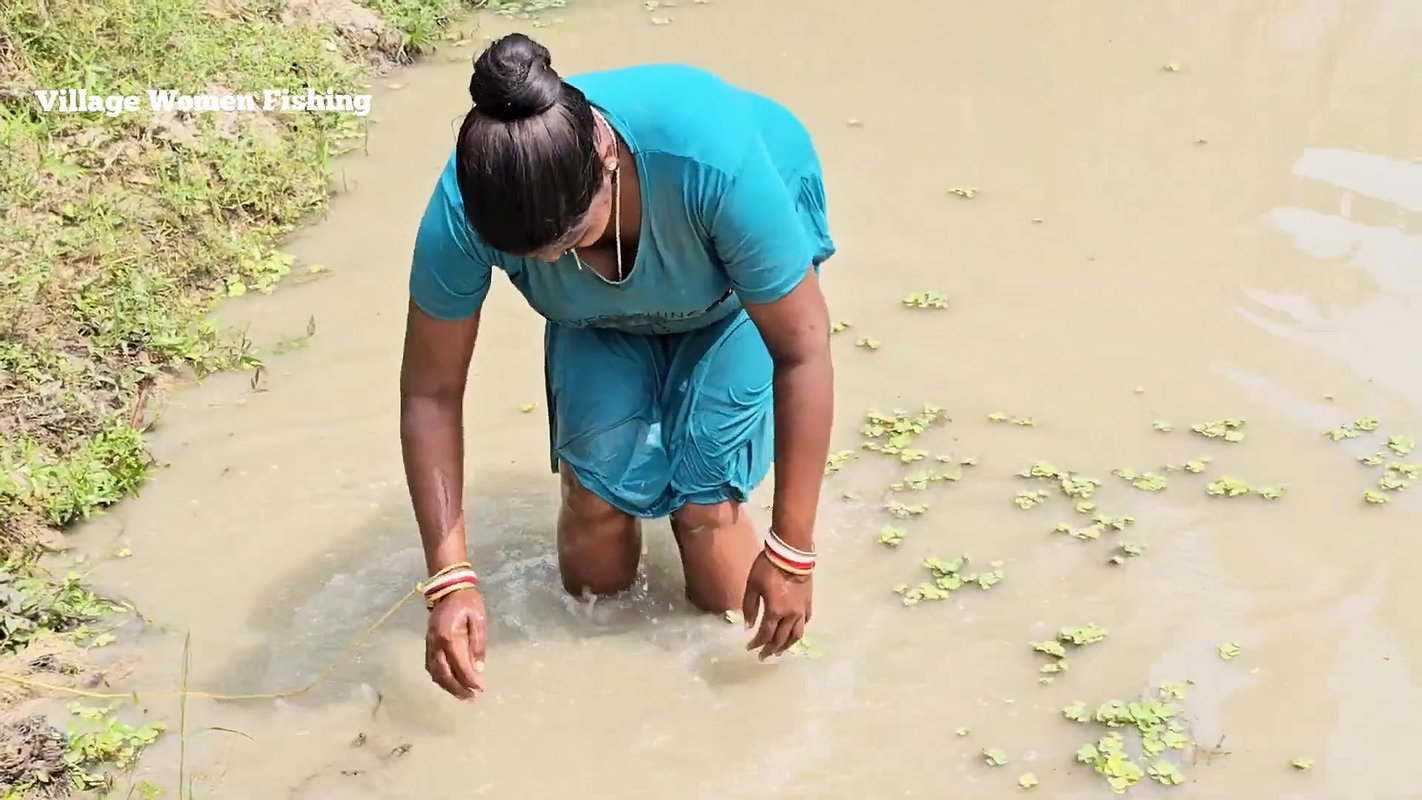 Amazing Mouni new Fishing video    বৌদি গ্রামের পু