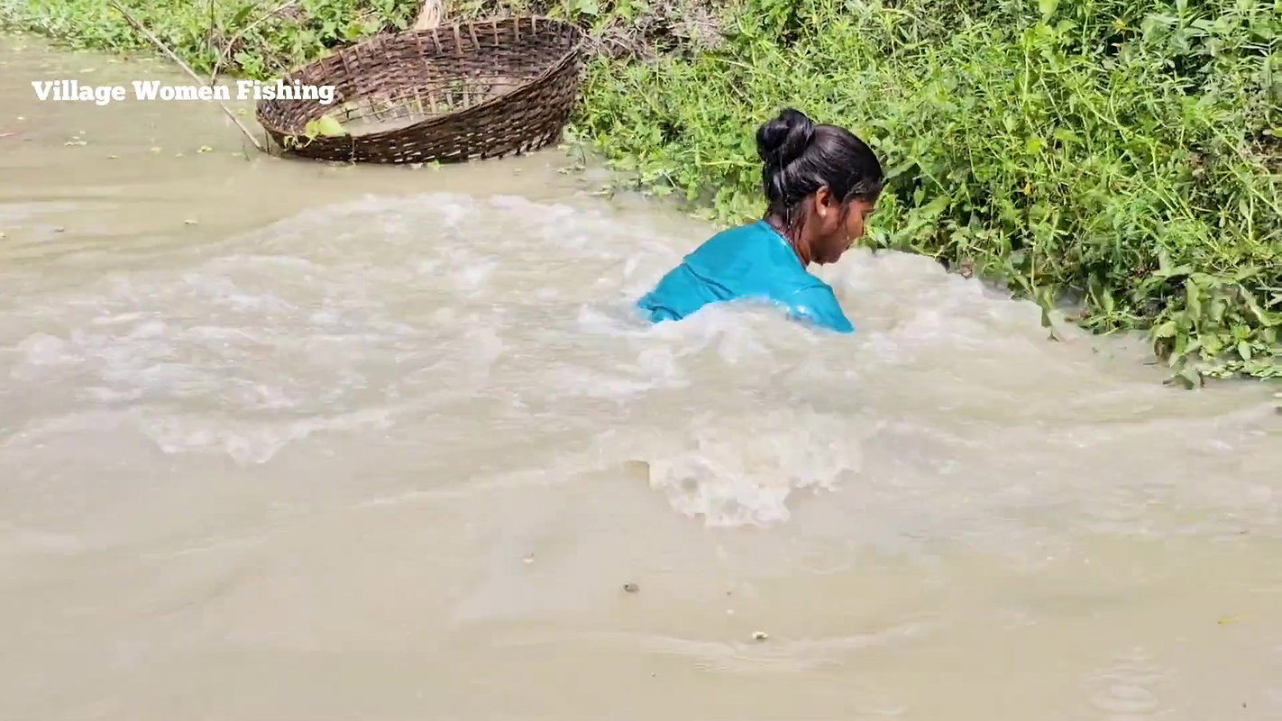 Amazing Mouni new Fishing video    বৌদি গ্রামের পু