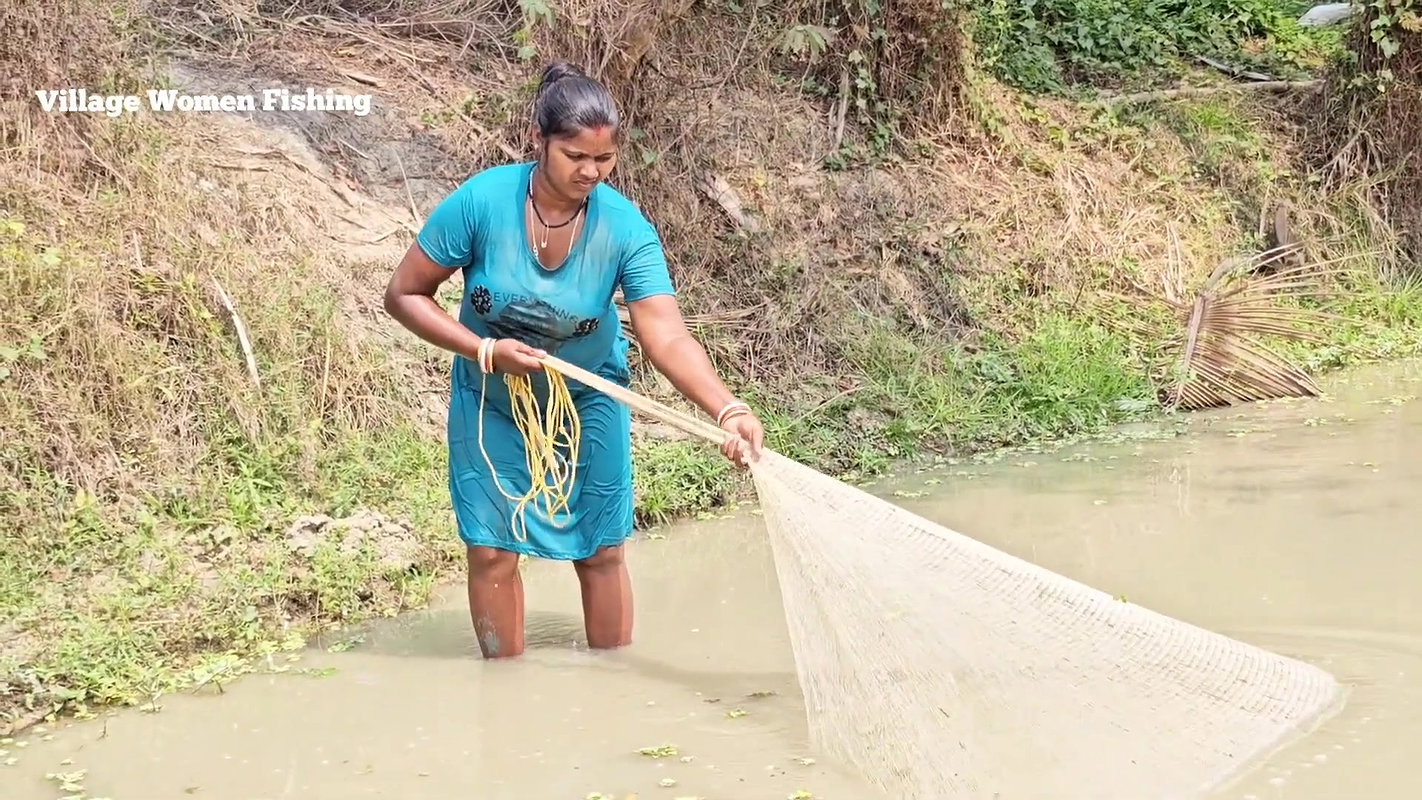 Amazing Mouni new Fishing video    বৌদি গ্রামের পু