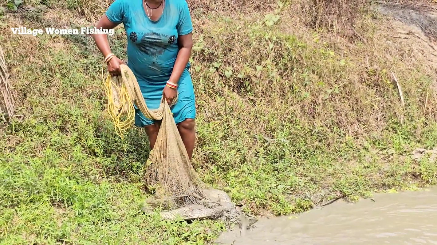 Amazing Mouni new Fishing video    বৌদি গ্রামের পু