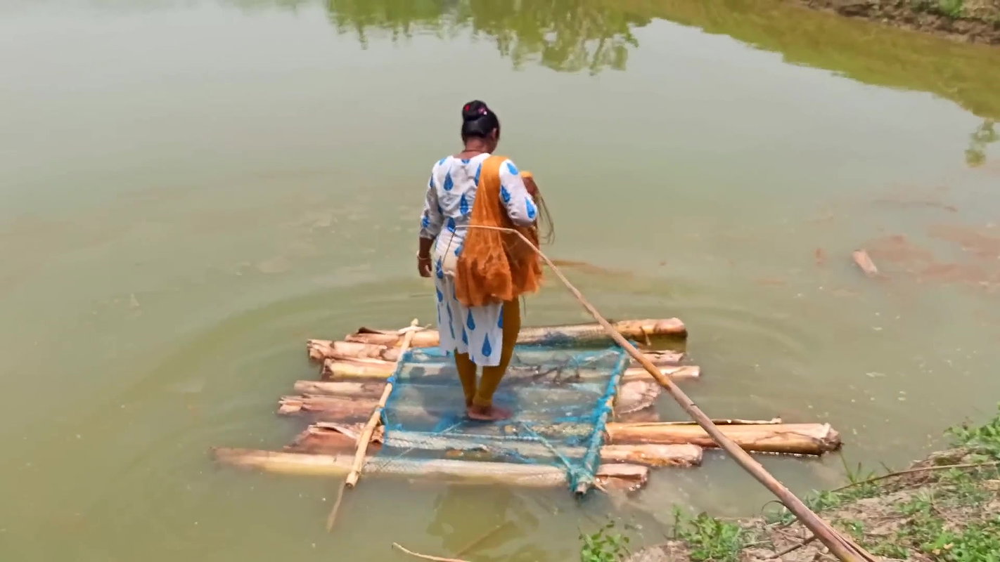 x Amazing Net fishing   Village women fishing floati