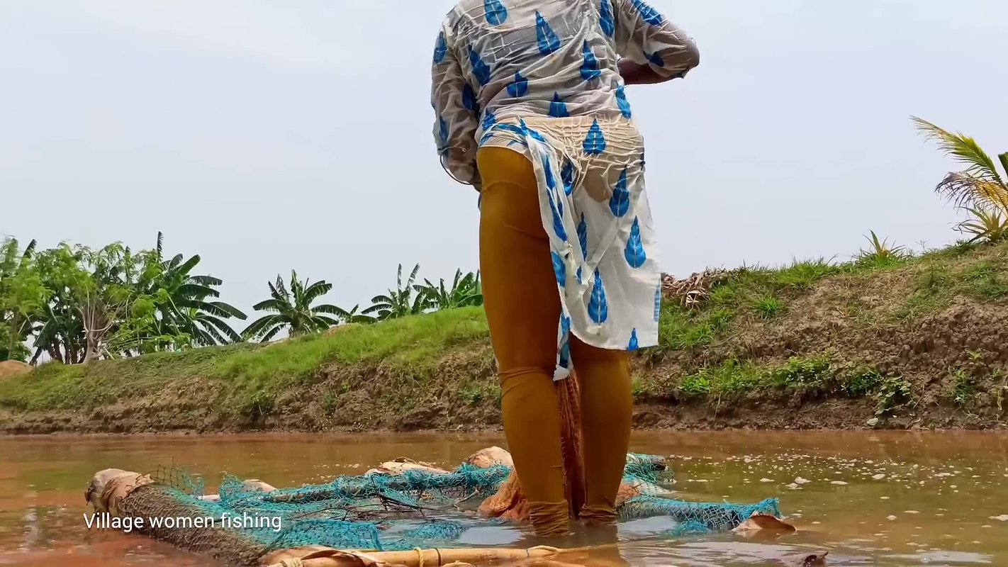 x Amazing Net fishing   Village women fishing floati