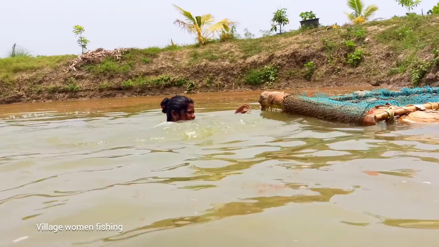 x Amazing Net fishing   Village women fishing floati