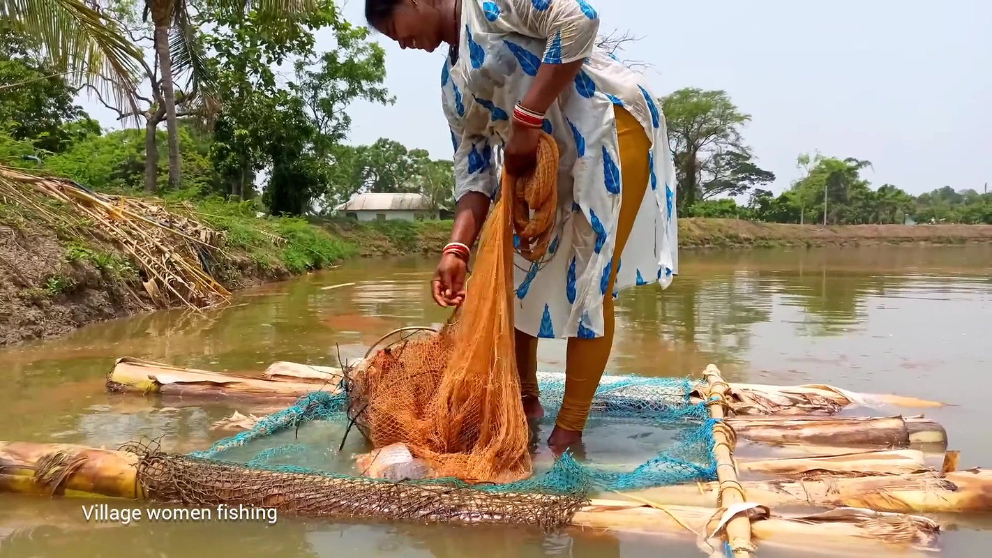 x Amazing Net fishing   Village women fishing floati