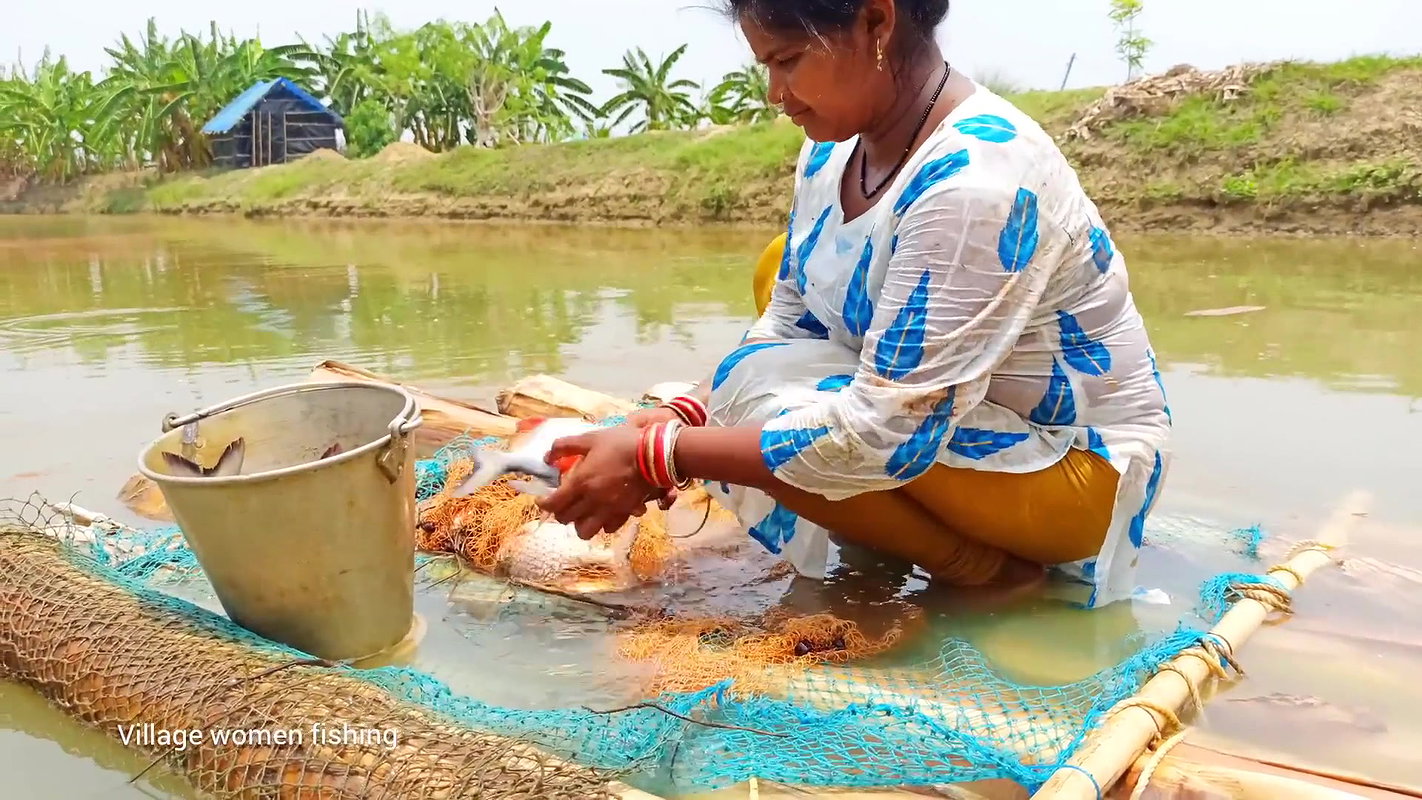 x Amazing Net fishing   Village women fishing floati