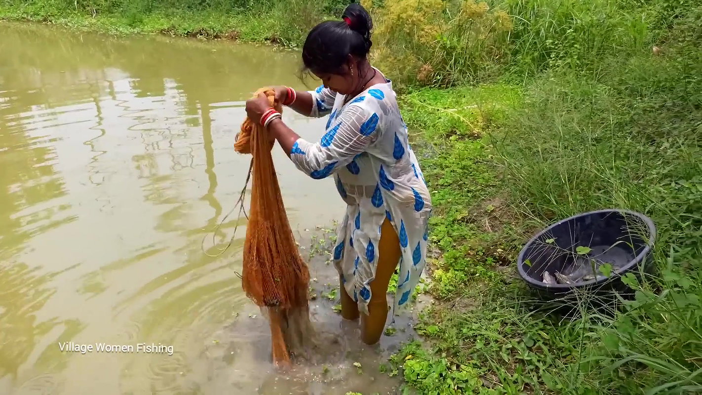 Amazing net fishing   village women fishing for Ti
