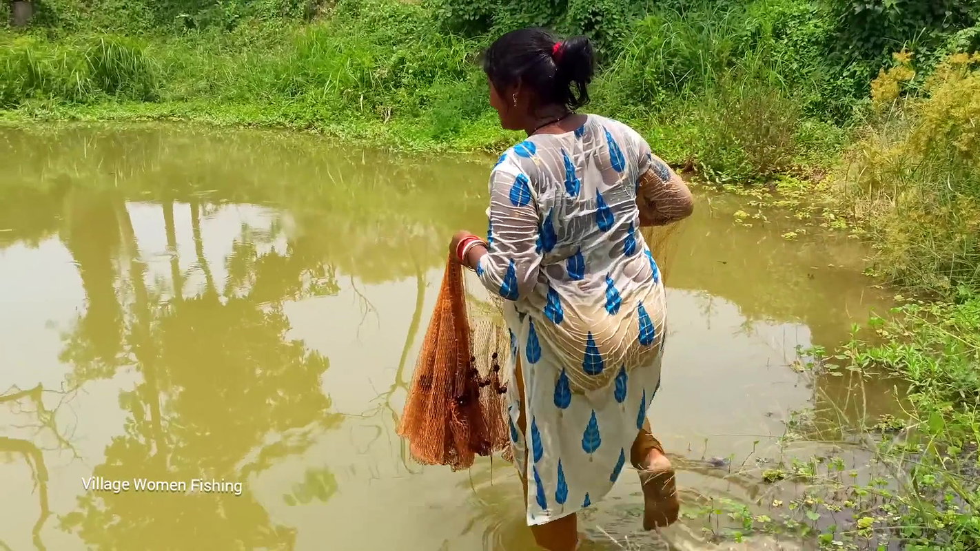 Amazing net fishing   village women fishing for Ti